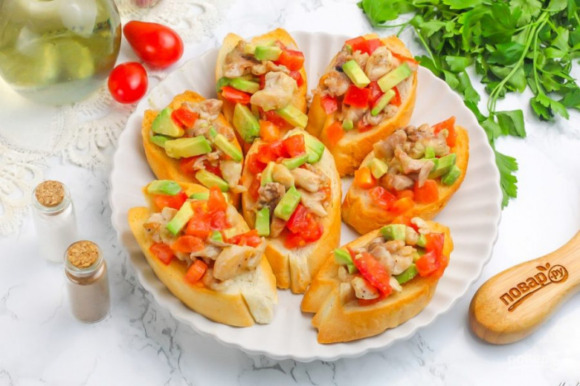 Брускетта с курицей