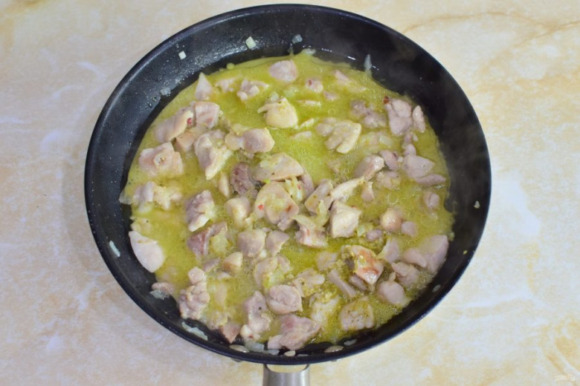 Феттуччине с жареным куриным филе и соусом "Песто"