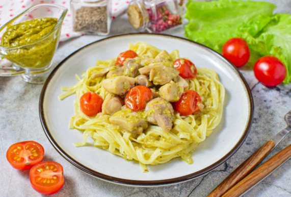 Феттуччине с жареным куриным филе и соусом "Песто"