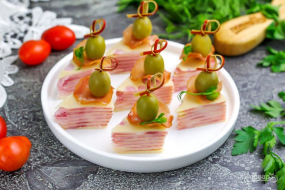 Канапе с сыром и ветчиной Канапе с сыром и ветчиной