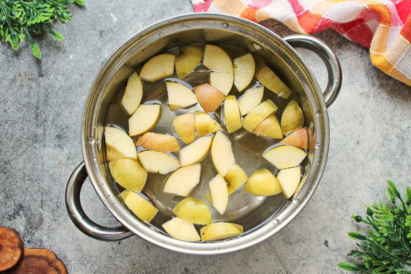 Компот из брусники и яблок