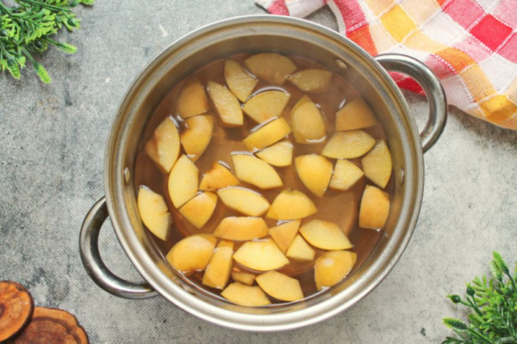 Компот из брусники и яблок