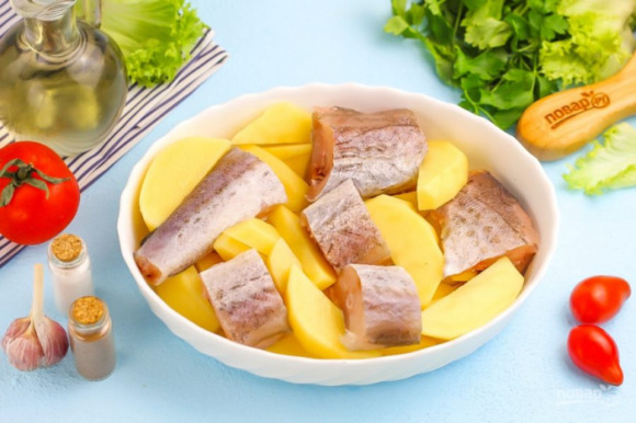 Минтай в духовке с картофелем