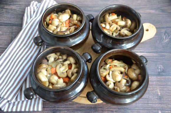 Мясо с грибами в горшочках Мясо с грибами в горшочках