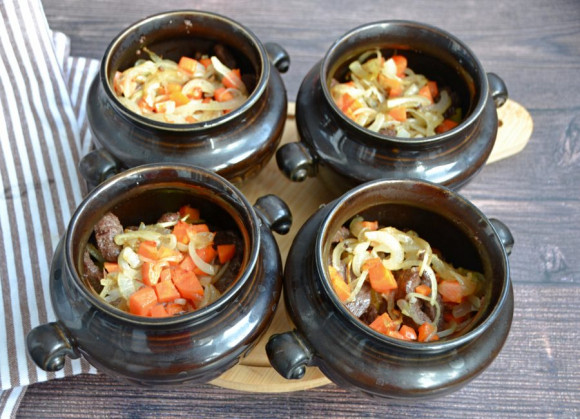 Мясо с грибами в горшочках Мясо с грибами в горшочках