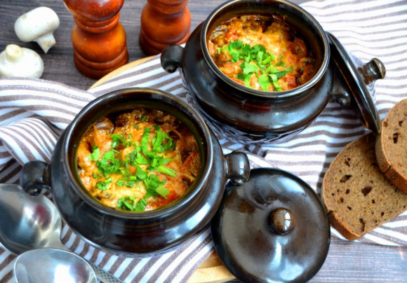 Мясо с грибами в горшочках Мясо с грибами в горшочках