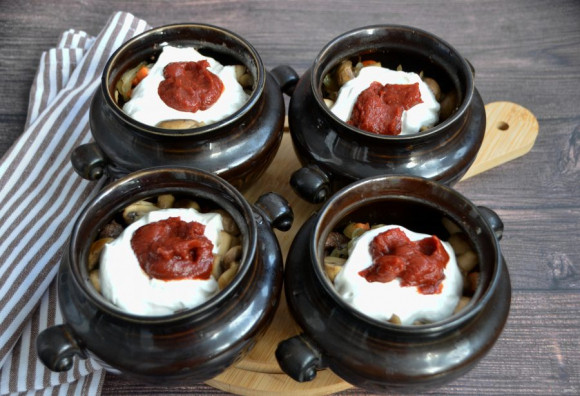 Мясо с грибами в горшочках Мясо с грибами в горшочках