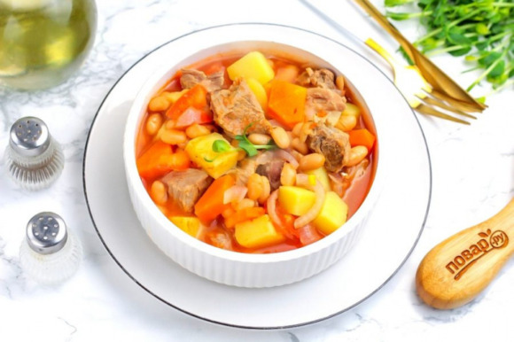 Мясо с консервированной фасолью Мясо с консервированной фасолью