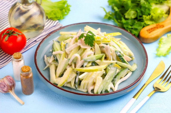 Салат с кальмаром, огурцом и яблоком Салат с кальмаром, огурцом и яблоком