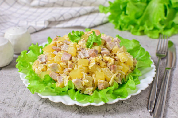 Салат с копчёной курицей и ананасами