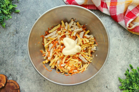 Салат с курицей, омлетом и корейской морковью