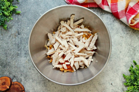 Салат с курицей, омлетом и корейской морковью