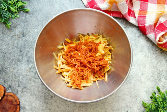 Салат с курицей, омлетом и корейской морковью