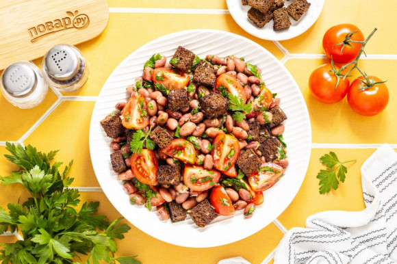 Салат с сухариками и фасолью Салат с сухариками и фасолью
