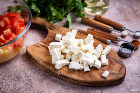 Салат с сыром, ананасом и помидорами