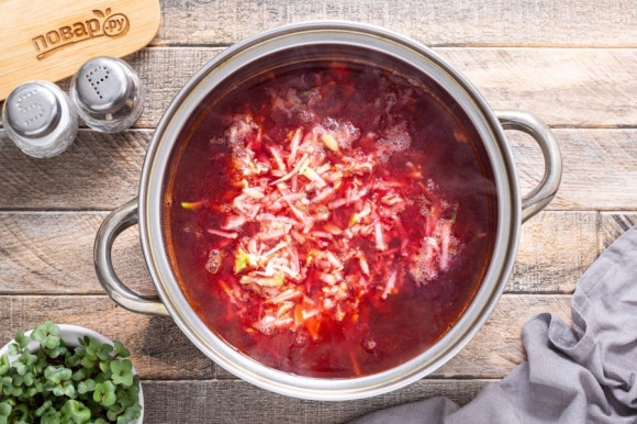 Свекольный суп с кочерыжкой брокколи