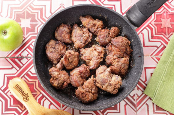 Печень с луком и яблоками