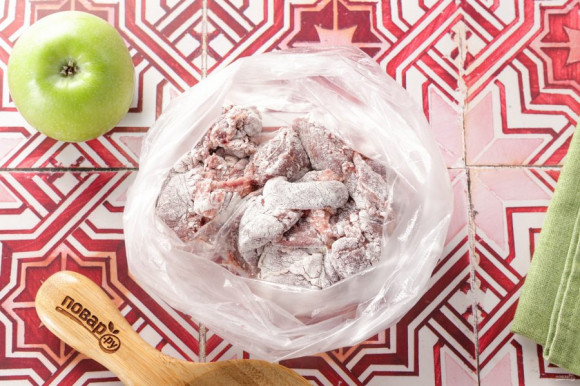 Печень с луком и яблоками