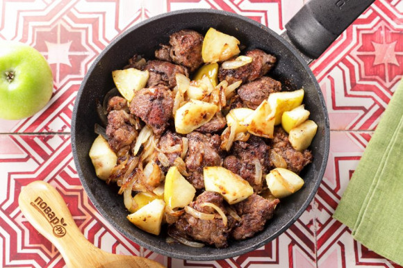 Печень с луком и яблоками