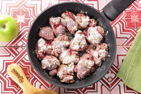 Печень с луком и яблоками