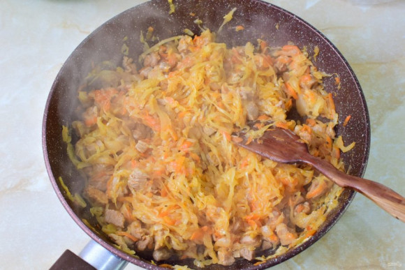 Тушеная капуста с индейкой
