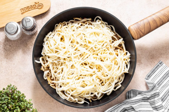 Лапша с соусом мисо