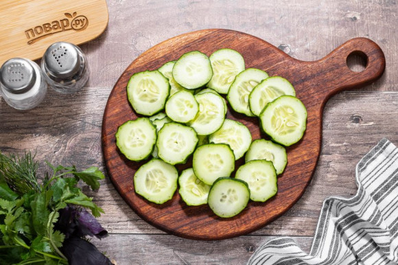 Салат из огурцов и зелени Салат из огурцов и зелени