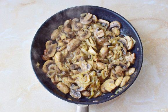 Шампиньоны с луком Шампиньоны с луком