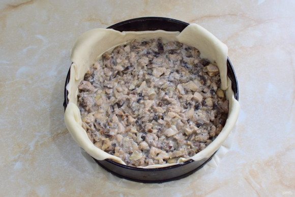 Слоеный пирог с курицей и грибами Слоеный пирог с курицей и грибами