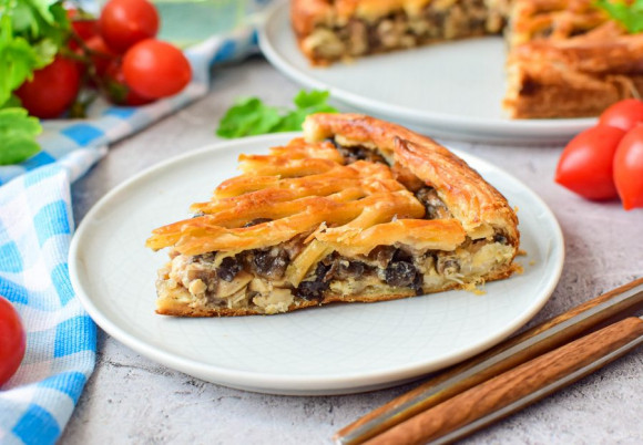 Слоеный пирог с курицей и грибами Слоеный пирог с курицей и грибами