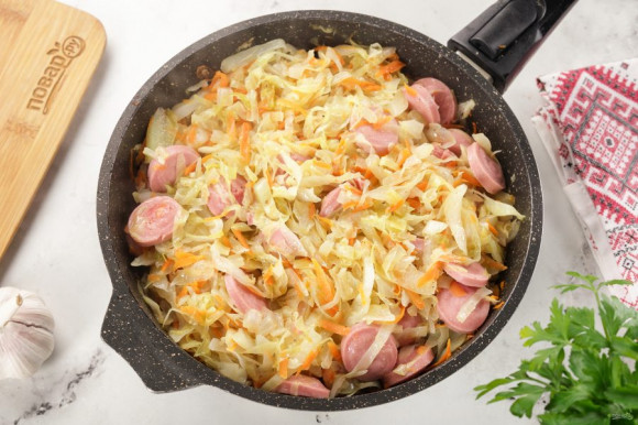 Тушеная капуста с сосисками