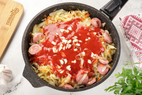 Тушеная капуста с сосисками