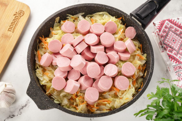 Тушеная капуста с сосисками