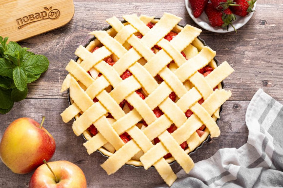 Пирог с яблоками и клубникой