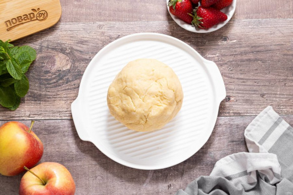 Пирог с яблоками и клубникой