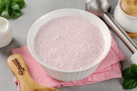 Коктейль из мороженого и клубники Коктейль из мороженого и клубники