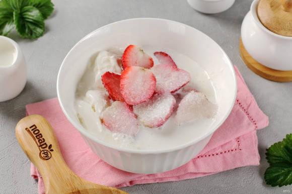 Коктейль из мороженого и клубники Коктейль из мороженого и клубники