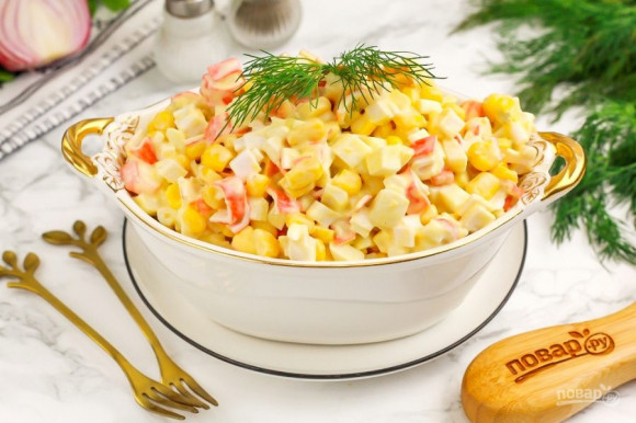 Салат из крабовых палочек и кукурузы