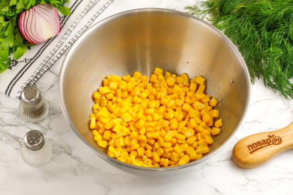 Салат из крабовых палочек и кукурузы