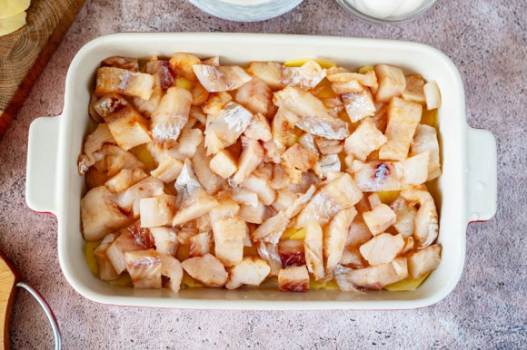 Рыба с картофелем, запеченные под майонезом Рыба с картофелем, запеченные под майонезом
