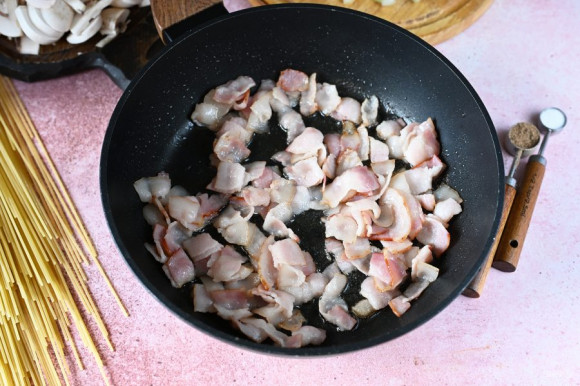 Спагетти с беконом и грибами