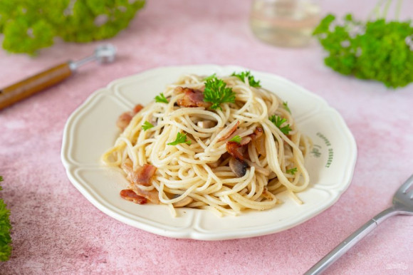 Спагетти с беконом и грибами