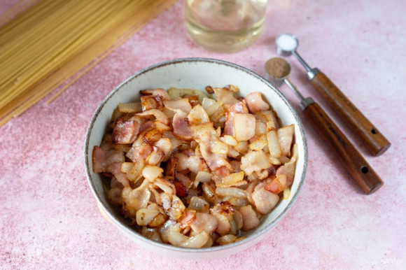 Спагетти с беконом и грибами