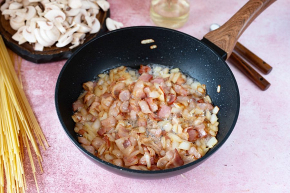 Спагетти с беконом и грибами